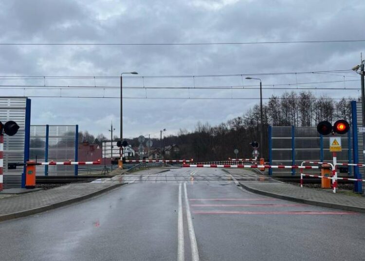 niebezpieczne zdarzenie na przejezdzie kolejowym w Woli Rzedzinskiej